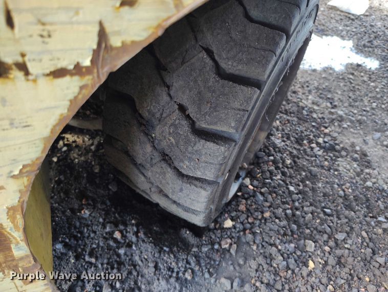 image for item EC8990 2003 Hyster 100 forklift