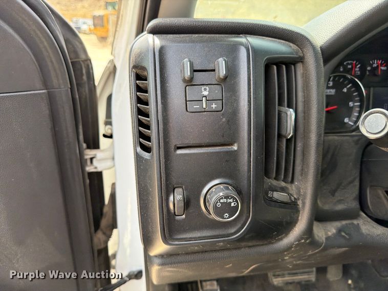 image for item ED5173 2016 Chevrolet Silverado 2500HD Crew Cab pickup truck