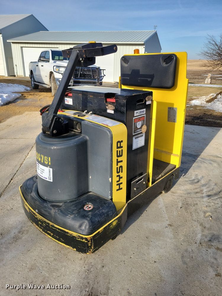 image for item EE0901 2004 Hyster T5Z tow tractor