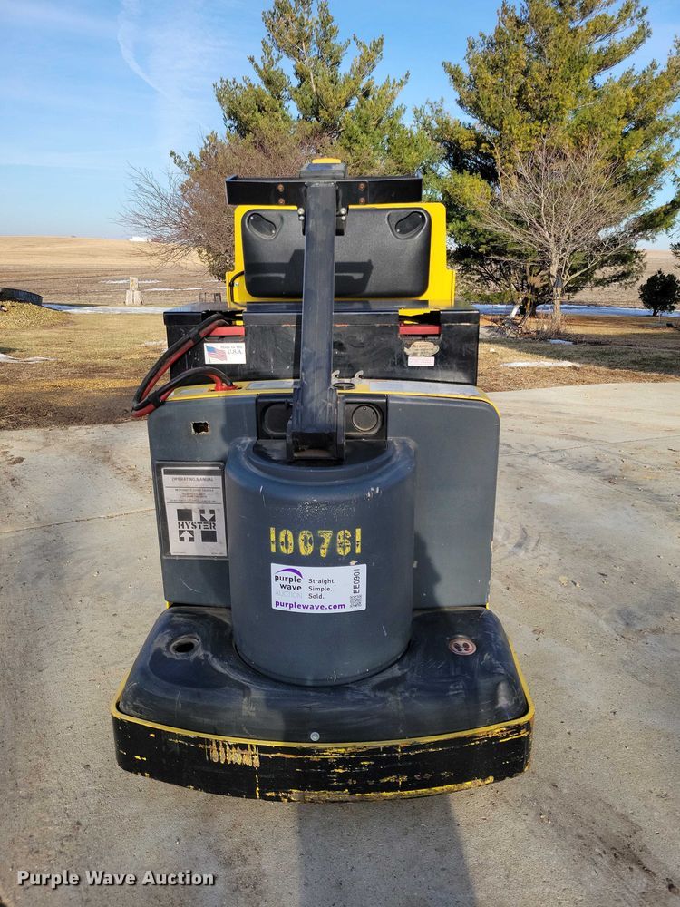 image for item EE0901 2004 Hyster T5Z tow tractor