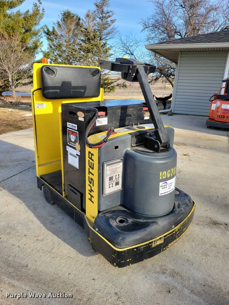 image for item EE0901 2004 Hyster T5Z tow tractor