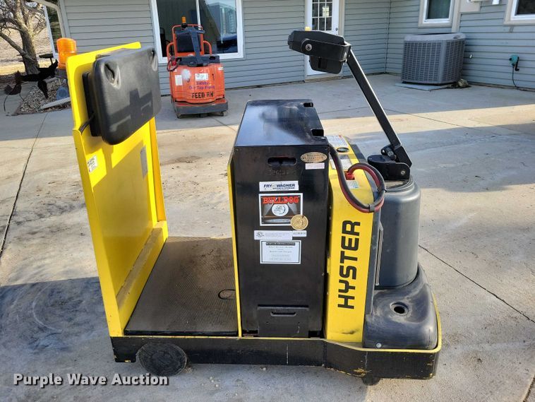 image for item EE0901 2004 Hyster T5Z tow tractor