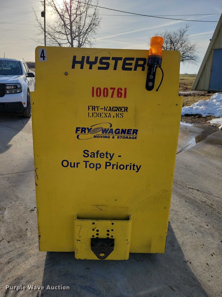 image for item EE0901 2004 Hyster T5Z tow tractor