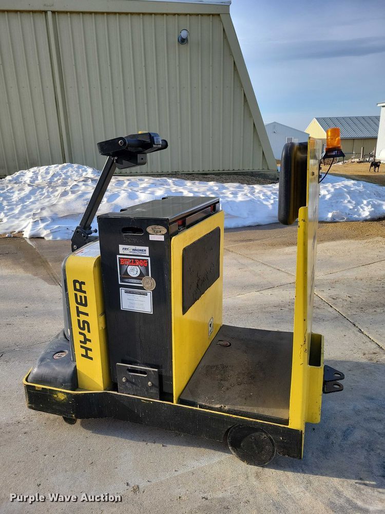 image for item EE0901 2004 Hyster T5Z tow tractor