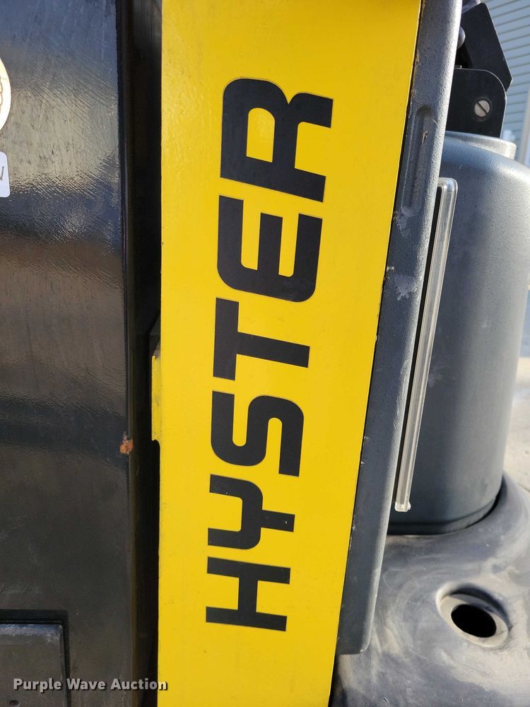 image for item EE0901 2004 Hyster T5Z tow tractor