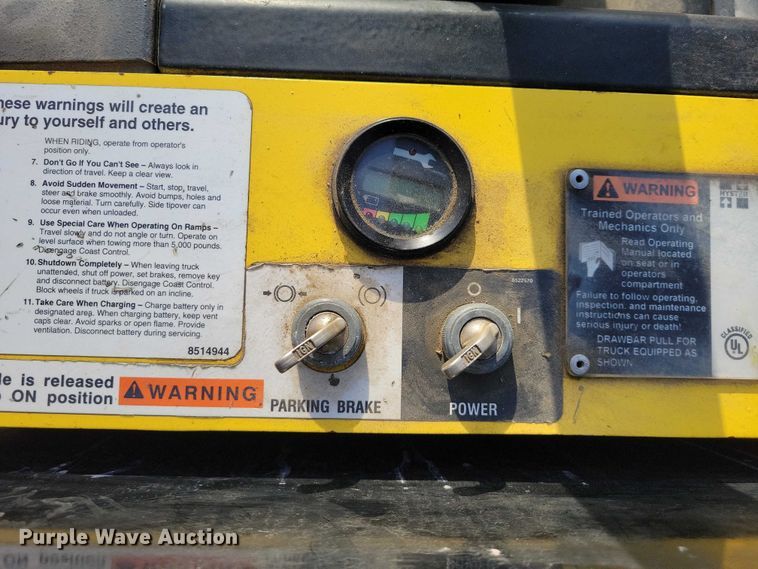 image for item EE0901 2004 Hyster T5Z tow tractor