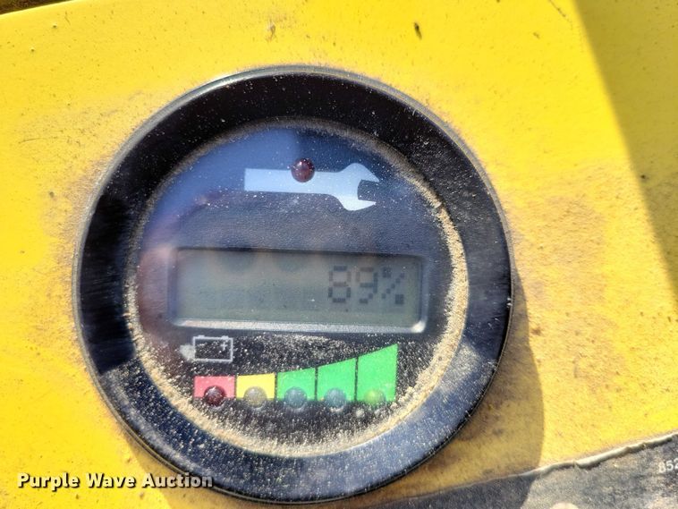 image for item EE0901 2004 Hyster T5Z tow tractor