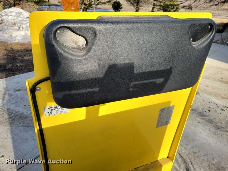 image for item EE0901 2004 Hyster T5Z tow tractor