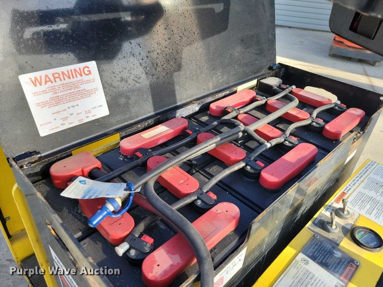 image for item EE0901 2004 Hyster T5Z tow tractor