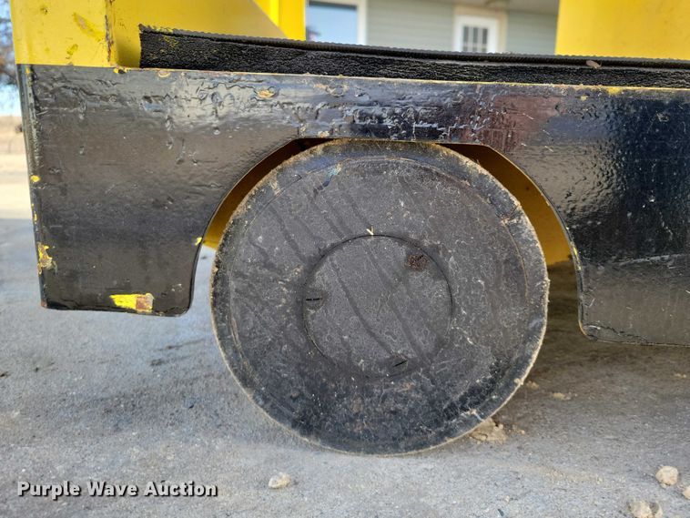 image for item EE0901 2004 Hyster T5Z tow tractor