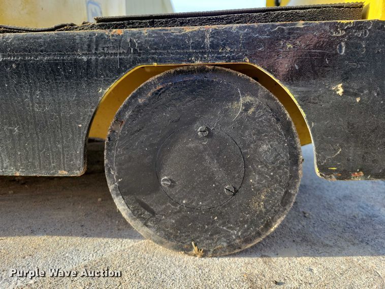 image for item EE0901 2004 Hyster T5Z tow tractor