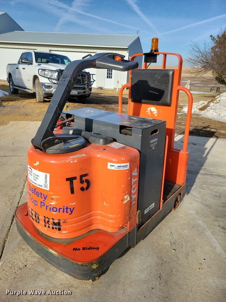 image for item EE0902 Toyota 7TB50 tow tractor