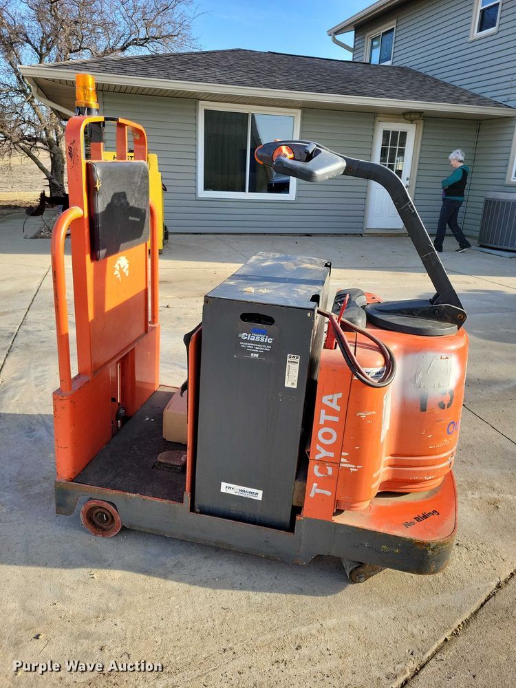 image for item EE0902 Toyota 7TB50 tow tractor