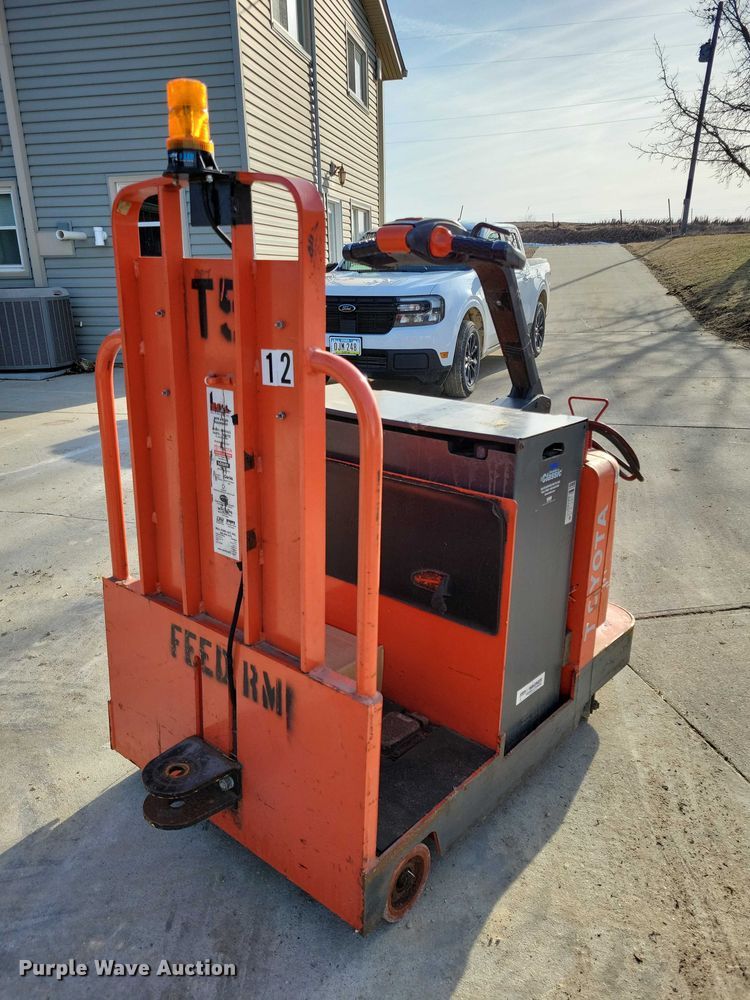 image for item EE0902 Toyota 7TB50 tow tractor