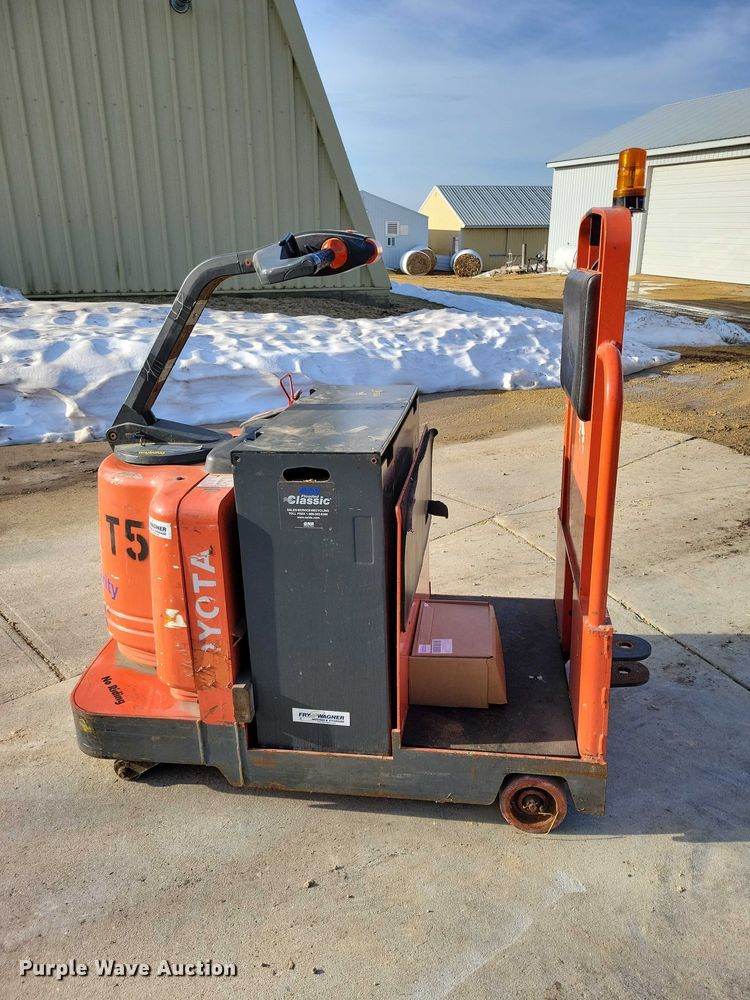 image for item EE0902 Toyota 7TB50 tow tractor