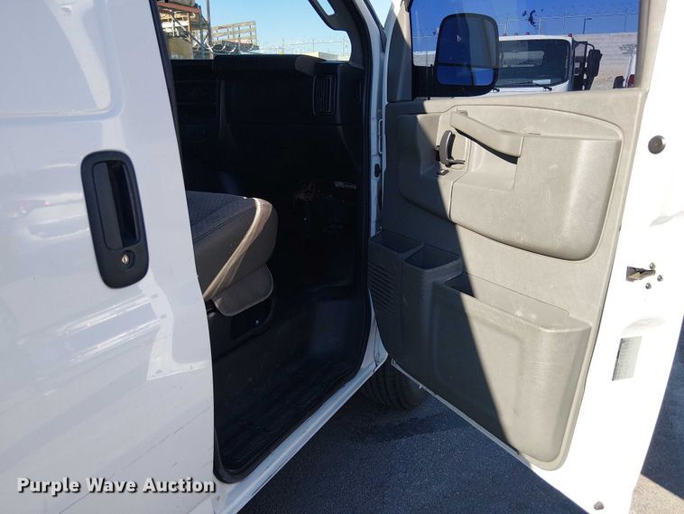 image for item EE5231 2017 Chevrolet Express 2500 van