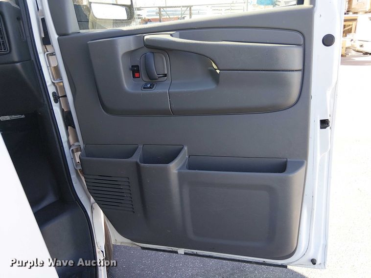 image for item EE5233 2015 Chevrolet Express 2500 van