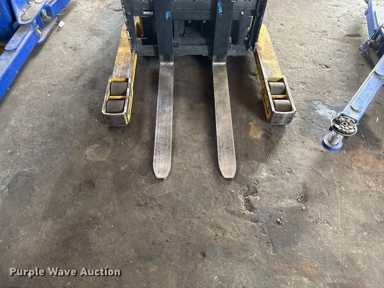 image for item EF1020 Yale NR040AENS24TE091 forklift