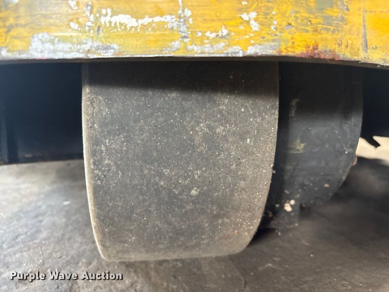 image for item EF1020 Yale NR040AENS24TE091 forklift