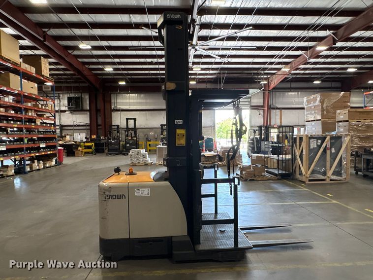 image for item EF1033 2019 Crown SP4050-30 order picker