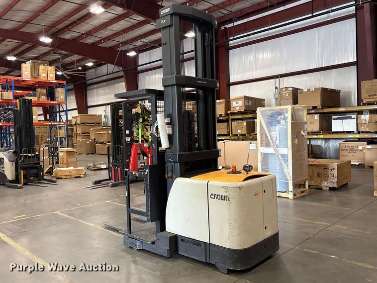 image for item EF1033 2019 Crown SP4050-30 order picker