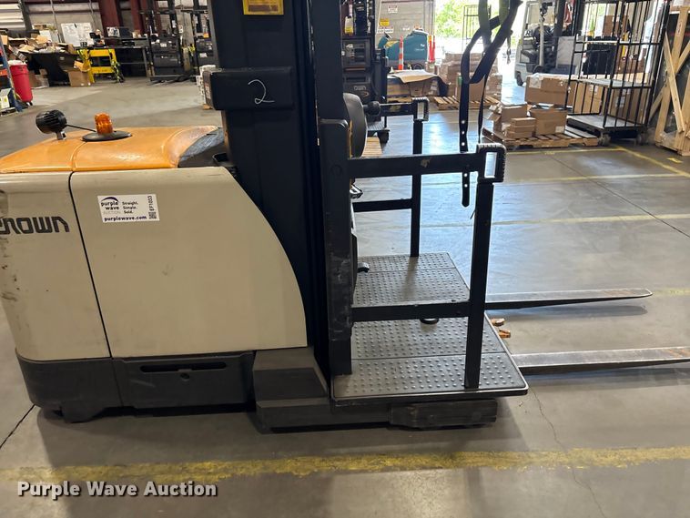 image for item EF1033 2019 Crown SP4050-30 order picker