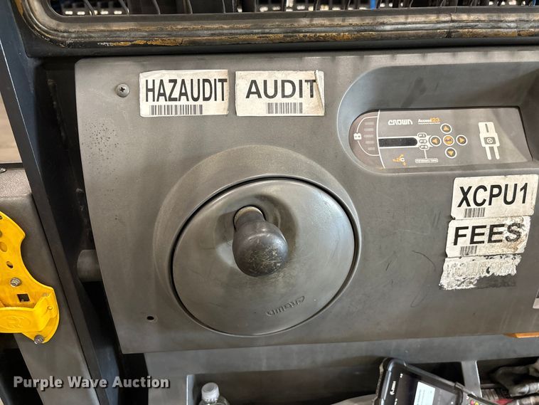 image for item EF1033 2019 Crown SP4050-30 order picker