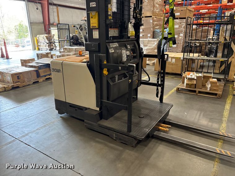 image for item EF1035 2017 Crown SP4050-30 order picker