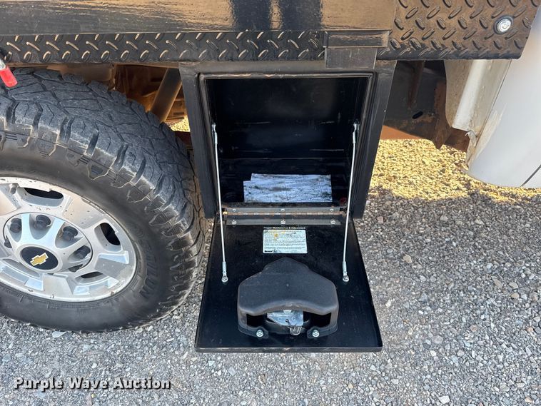 image for item EG1669 2013 Chevrolet Silverado 2500HD Ext. Cab flatbed pickup truck