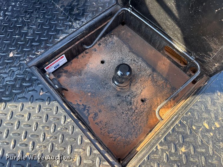 image for item EG1669 2013 Chevrolet Silverado 2500HD Ext. Cab flatbed pickup truck