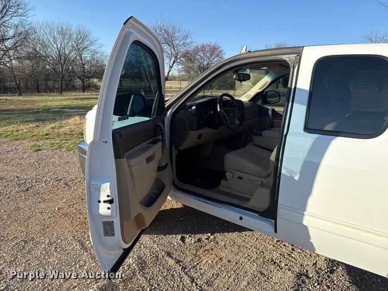 image for item EG1669 2013 Chevrolet Silverado 2500HD Ext. Cab flatbed pickup truck