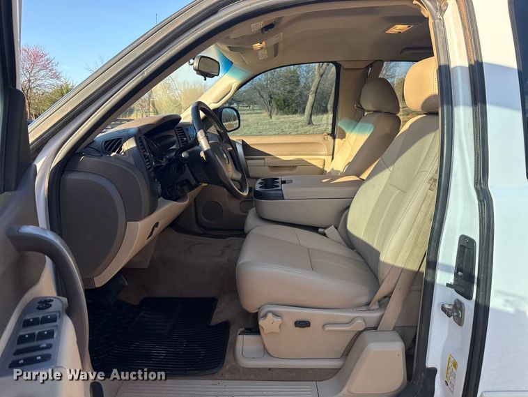 image for item EG1669 2013 Chevrolet Silverado 2500HD Ext. Cab flatbed pickup truck