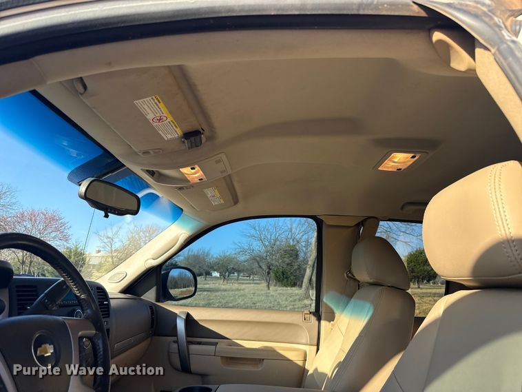 image for item EG1669 2013 Chevrolet Silverado 2500HD Ext. Cab flatbed pickup truck