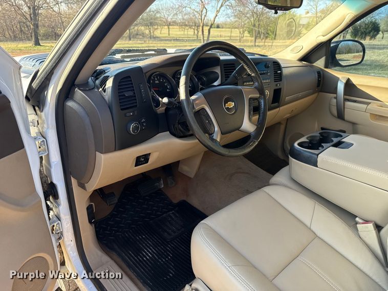 image for item EG1669 2013 Chevrolet Silverado 2500HD Ext. Cab flatbed pickup truck