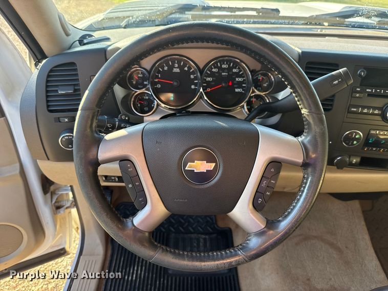 image for item EG1669 2013 Chevrolet Silverado 2500HD Ext. Cab flatbed pickup truck