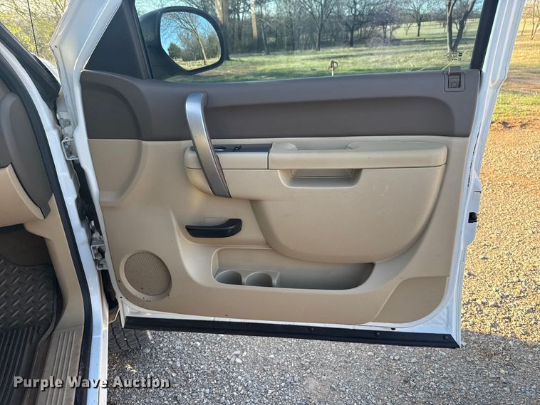 image for item EG1669 2013 Chevrolet Silverado 2500HD Ext. Cab flatbed pickup truck