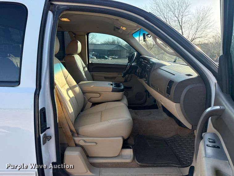 image for item EG1669 2013 Chevrolet Silverado 2500HD Ext. Cab flatbed pickup truck