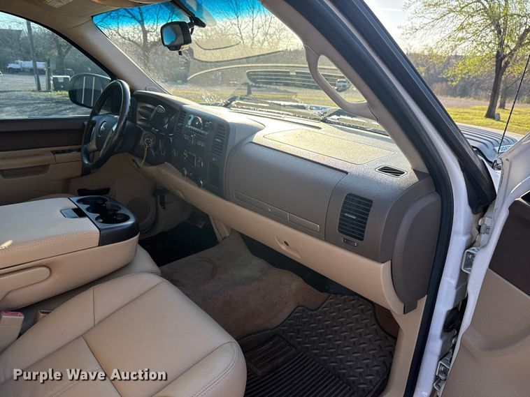 image for item EG1669 2013 Chevrolet Silverado 2500HD Ext. Cab flatbed pickup truck