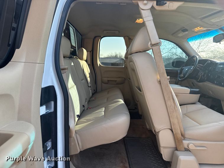 image for item EG1669 2013 Chevrolet Silverado 2500HD Ext. Cab flatbed pickup truck