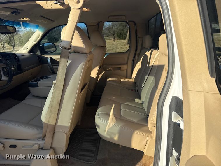 image for item EG1669 2013 Chevrolet Silverado 2500HD Ext. Cab flatbed pickup truck