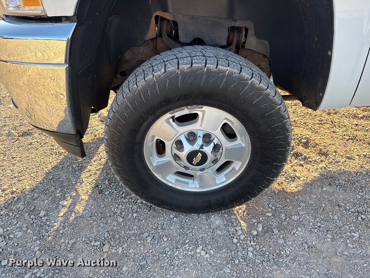 image for item EG1669 2013 Chevrolet Silverado 2500HD Ext. Cab flatbed pickup truck