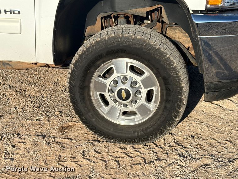 image for item EG1669 2013 Chevrolet Silverado 2500HD Ext. Cab flatbed pickup truck