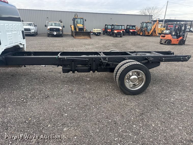 image for item EG8874 2019 International CV515 truck cab and chassis