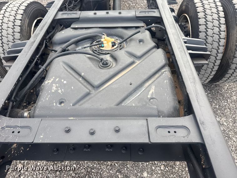 image for item EG8874 2019 International CV515 truck cab and chassis