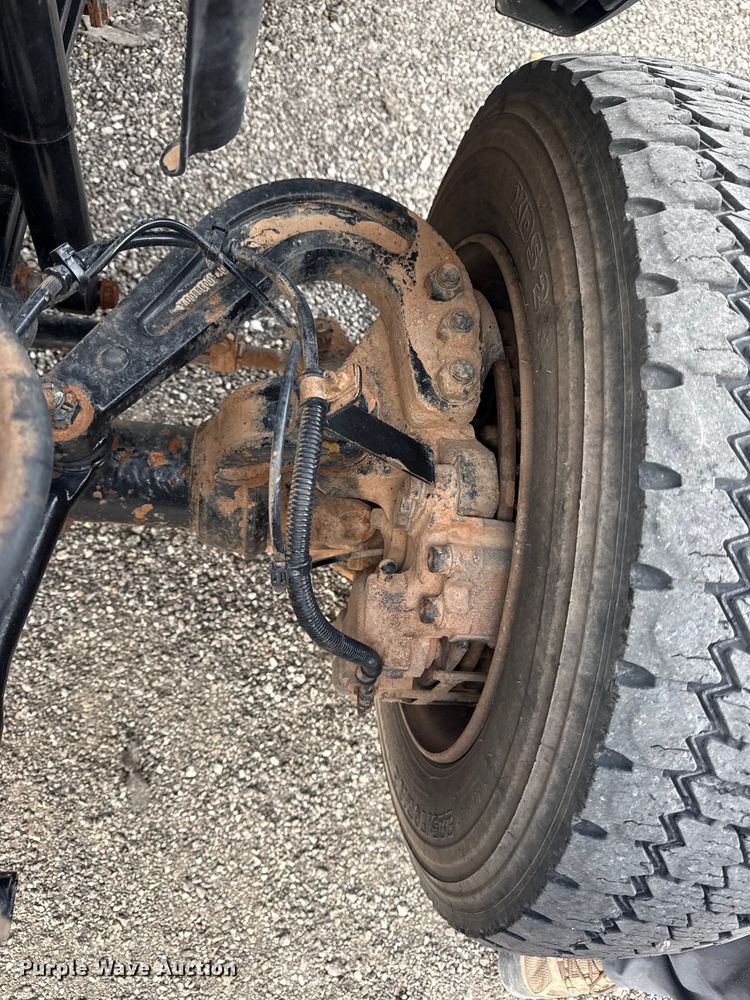 image for item EG8874 2019 International CV515 truck cab and chassis