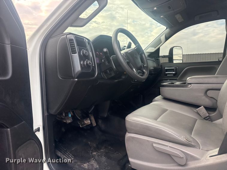 image for item EG8874 2019 International CV515 truck cab and chassis