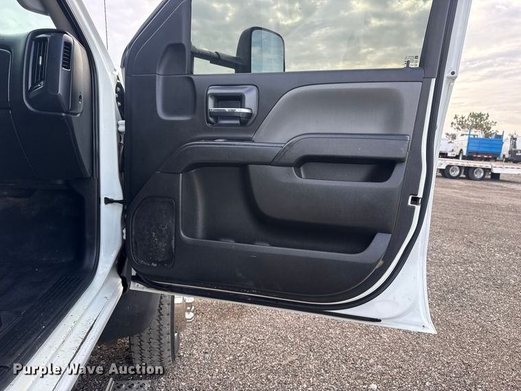 image for item EG8874 2019 International CV515 truck cab and chassis