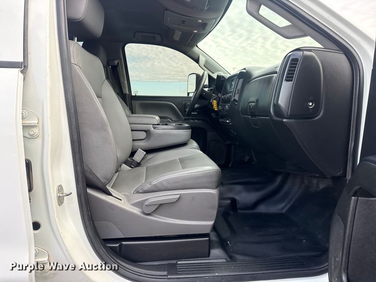 image for item EG8874 2019 International CV515 truck cab and chassis