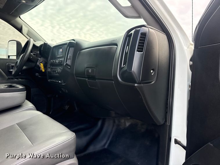 image for item EG8874 2019 International CV515 truck cab and chassis