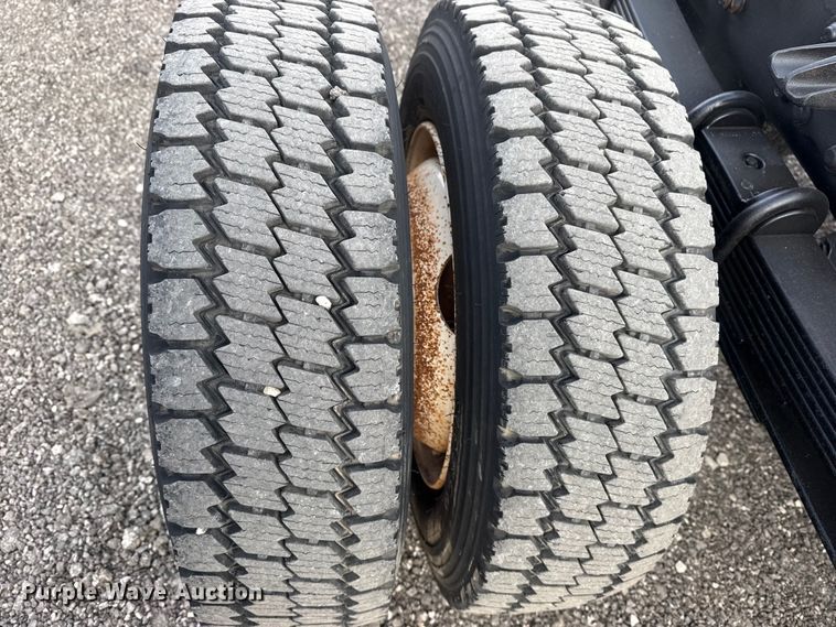 image for item EG8874 2019 International CV515 truck cab and chassis